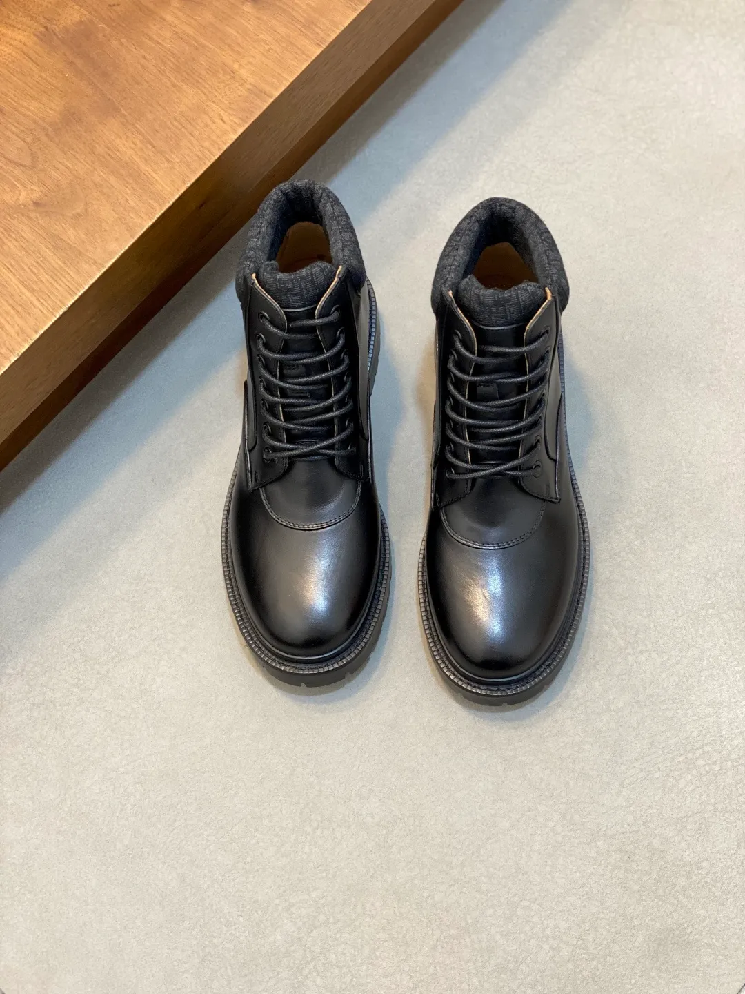 [DIOR] Top P: 900💰 Size: 39-44 (38.45. Can be customized) 2025ss Dior Dio* - autumn and winter luxury men's mid-top short boots, purely handmade, both inside and outside are imported first-layer cowhide, high-end quality and exquisite craftsmanship. Original TPU combination outsole. Wear a noble gentleman's taste. The best last type has been carefully debugged. Comfortable.